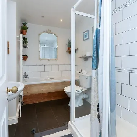 Central 2 Bed Flat With Garden Near City Centre * Bristol