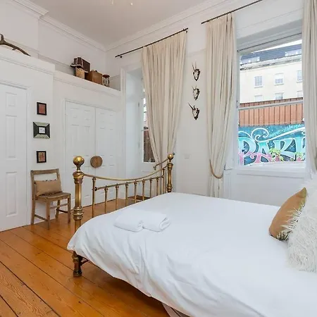 Central 2 Bed Flat With Garden Near City Centre