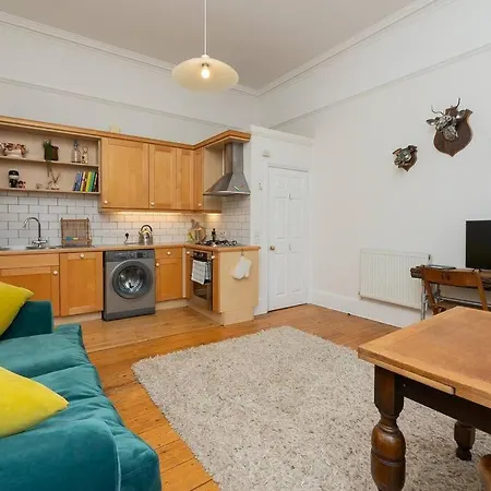Central 2 Bed Flat With Garden Near City Centre Bristol
