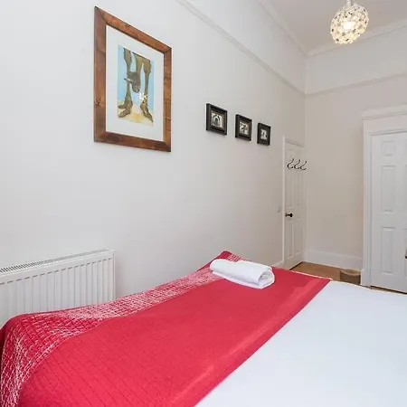 Central 2 Bed Flat With Garden Near City Centre *