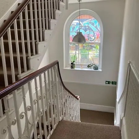 Central 2 Bed Flat With Garden Near City Centre بريستول