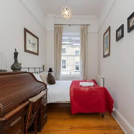 Central 2 Bed Flat With Garden Near City Centre شقة