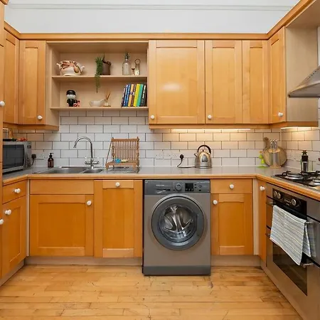 Central 2 Bed Flat With Garden Near City Centre * Bristol